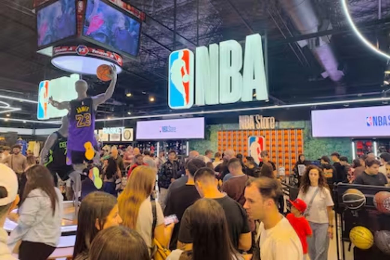 NBA Store Mendoza: abrió la tienda oficial de la liga y tiene cancha, museo y café temático.