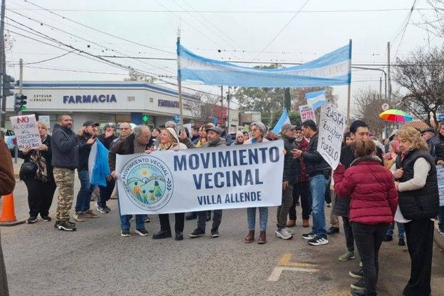 Protesta de vecinos y comerciantes en las calles de Villa Allende. (Gentileza Nexo)