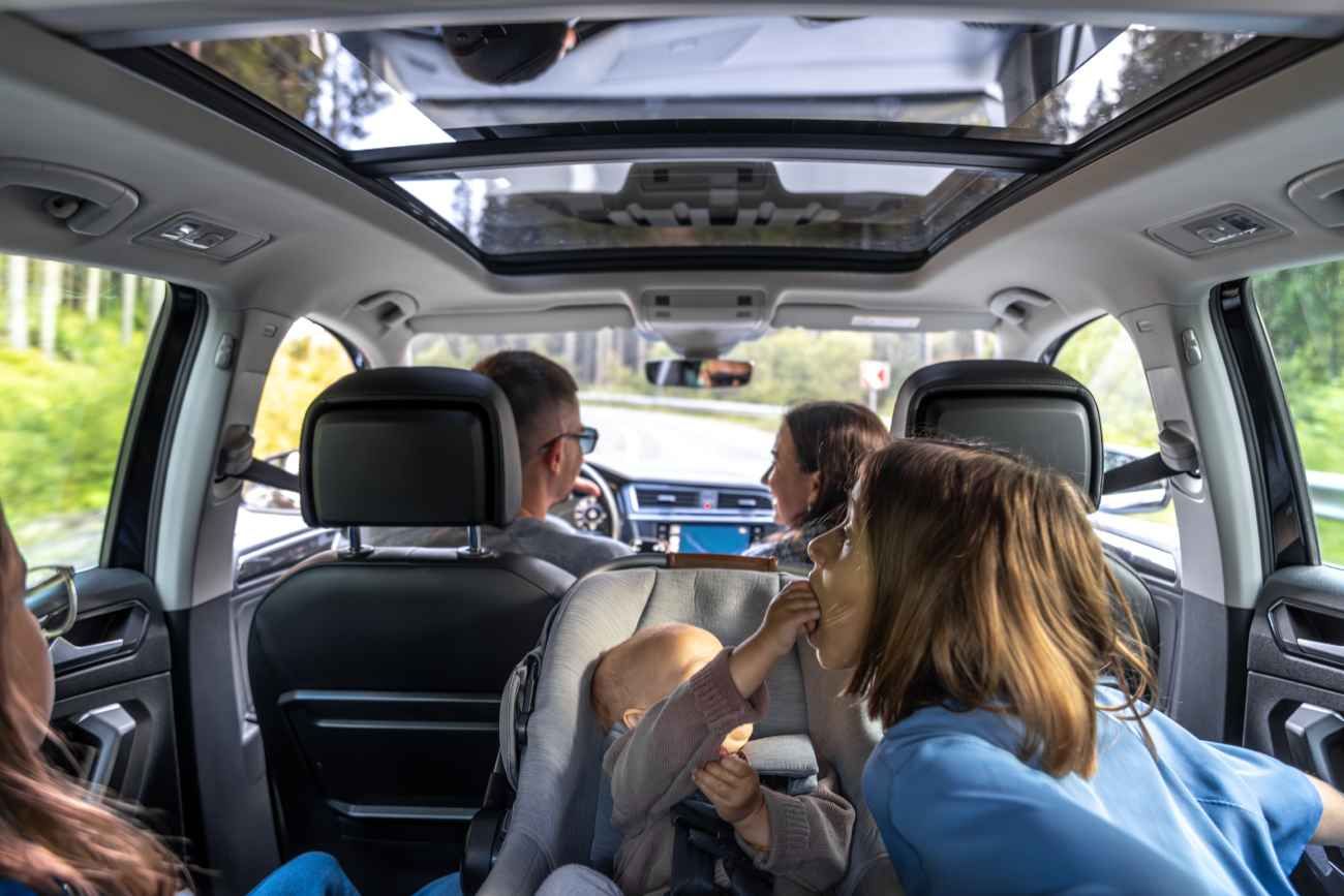 Por qué algunos colocan una bolsa en el reposacabezas del auto antes de viajar. 
