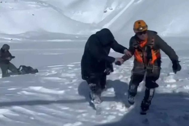 Un hombre se fue de "trampa" a la montaña con dos maestras de su hijo y se quedaron varados por 6 días. 