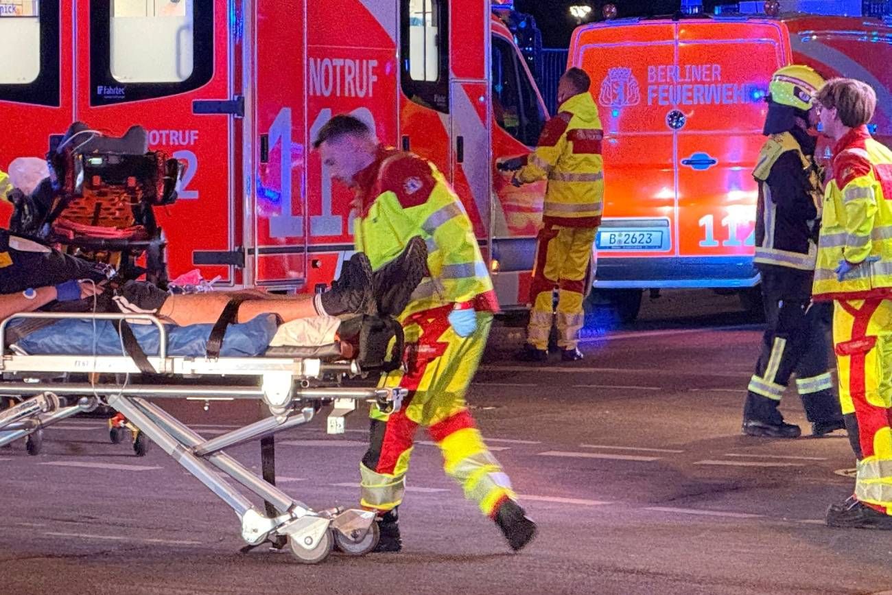 Personal de emergencia en el barrio de Tiergarten de Berlín tras el ataque en la Marcha del Orgullo.
