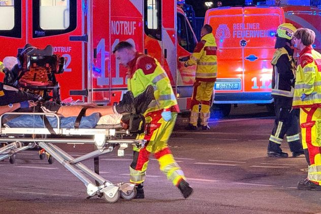 Personal de emergencia en el barrio de Tiergarten de Berlín tras el ataque en la Marcha del Orgullo.
