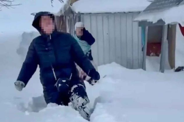 Un hombre se fue de "trampa" a la montaña con dos maestras de su hijo y se quedaron varados por 6 días. 