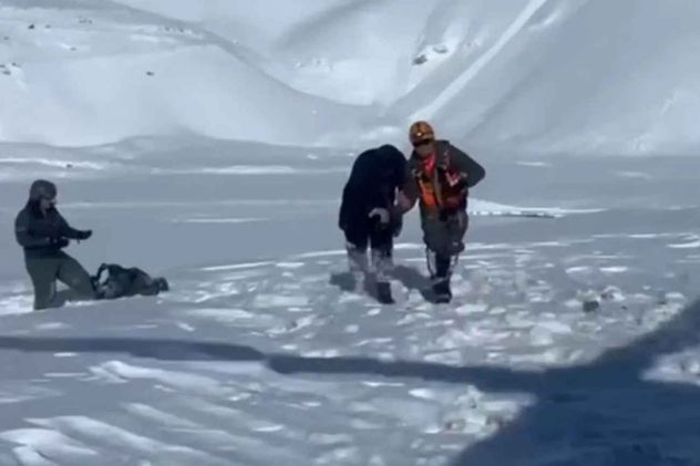 Un hombre se fue de "trampa" a la montaña con dos maestras de su hijo y se quedaron varados por 6 días. 