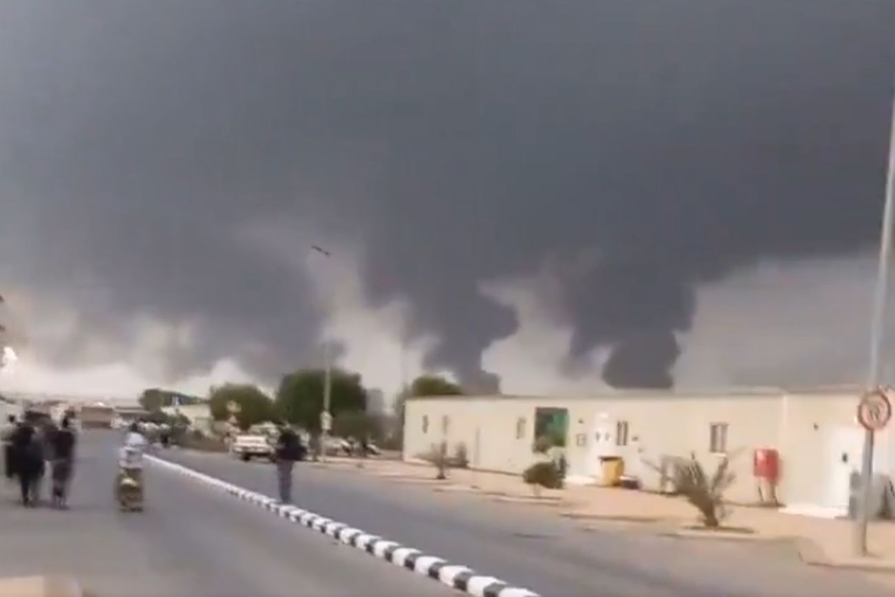 Rebeldes hutíes lanzaron drones y misiles contra Arabia Saudita tras bombardeos en Yemen.