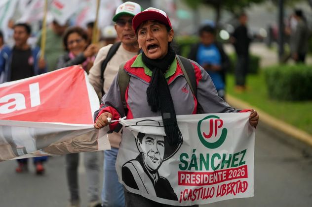 Partidarios de Roberto Sánchez reclaman un escrutinio transparente y la liberación de Pedro Castillo.
