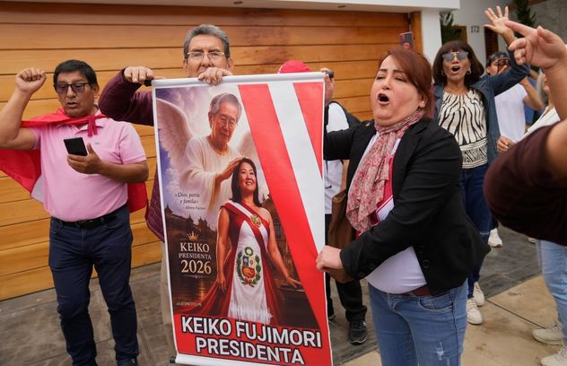 Partidarios de Keiko Fujimori muestran un afiche de la presidenta electa de Perú junto a su padre, Alberto Fujimori.