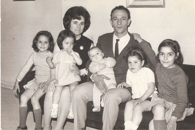 Los primeros años, rodeada del amor de una familia numerosa.