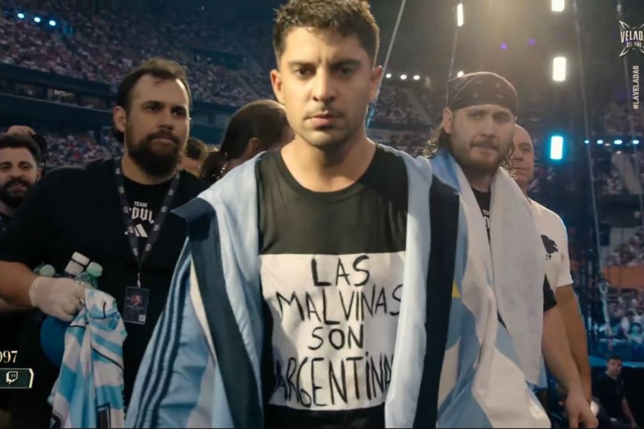 La entrada de Gastón Edul al ring para su pelea con Edu Aguirre.