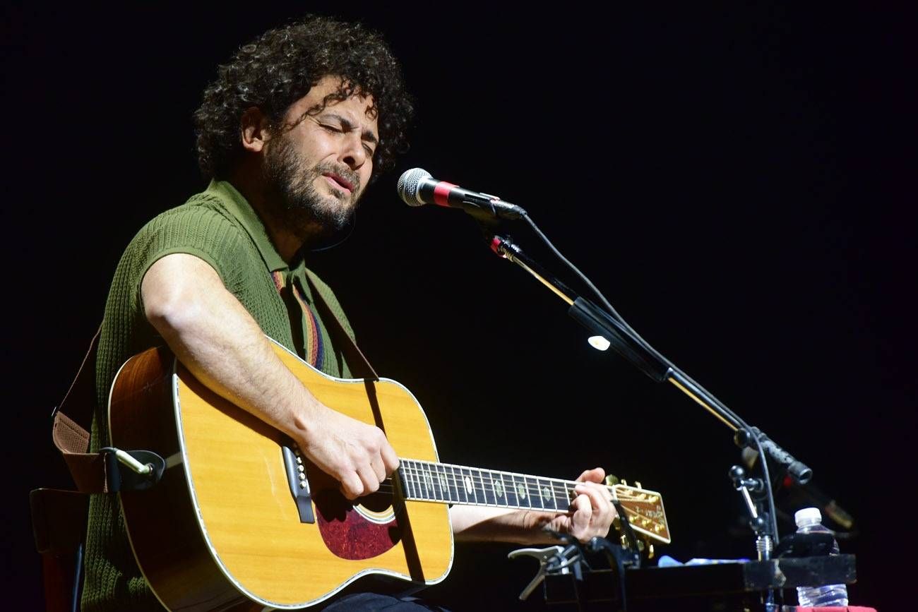 Raly Barrionuevo, en pleno trance interpretativo durante su primer concierto en el Teatro Comedia. (Nicolás Bravo/ La Voz)