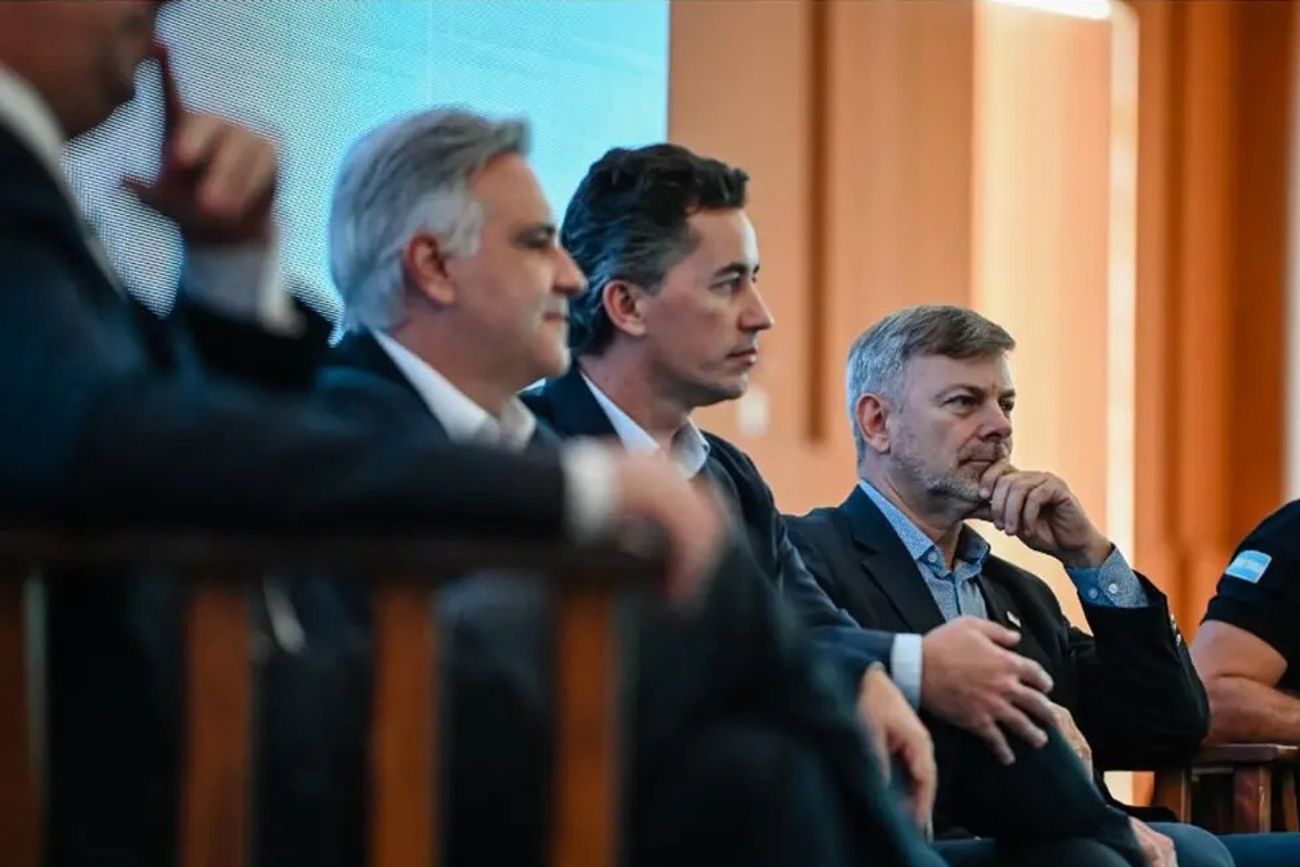 El gobernador Martín Llaryora y el nuevo jefe de Gabinete, Manuel Calvo. El dirigente de Las Varillas es el funcionario con más poder, después del mandatario provincial. El viceintendente de Córdoba, Javier Pretto, completa al escena, en un acto en la Capital. (Prensa Gobierno de Córdoba)