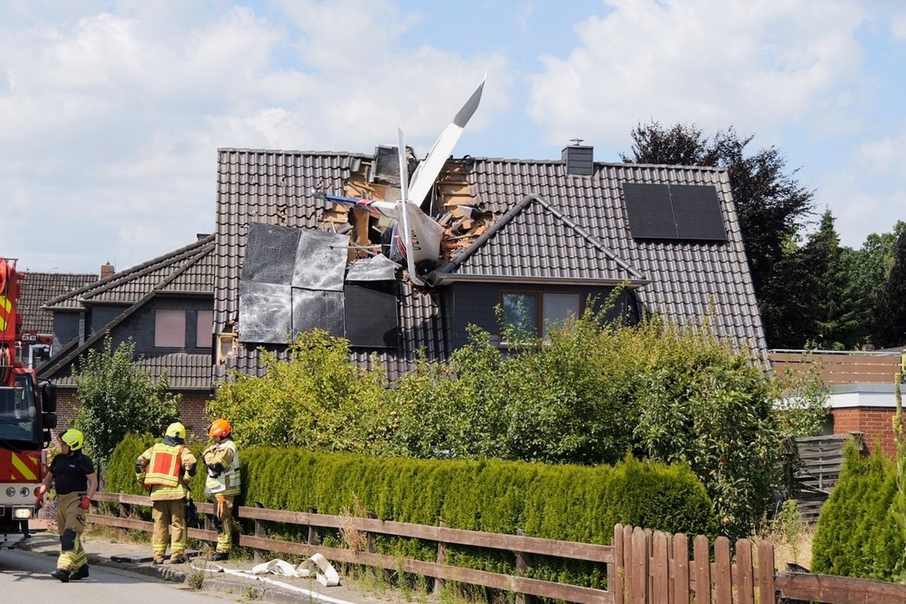 La avioneta terminó incrustada en el techo de la vivienda. (Jörn Hüneke/DPA vía AP)

