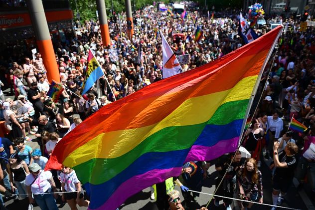 Personal de emergencia en el barrio de Tiergarten de Berlín tras el ataque en la Marcha del Orgullo.