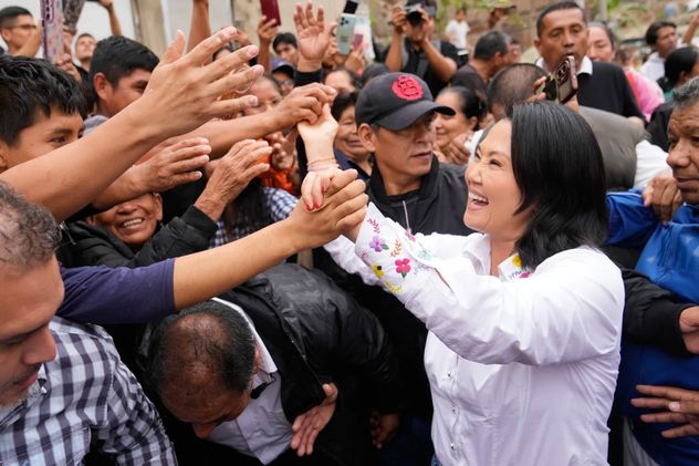 Keiko Fujimori saluda a partidarios durante la campaña proselitista presidencial de 2026.