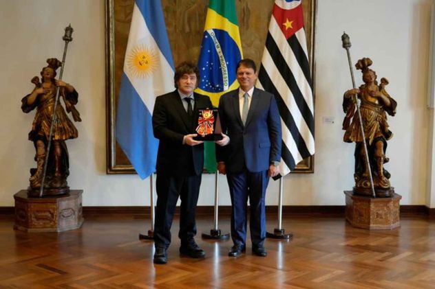 El Presidente Javier Milei junto al Gobernador del Estado de San Paulo, Tarcísio de Freitas, quien le otorgó la Orden de Ipiranga, la máxima condecoración honorífica paulista.