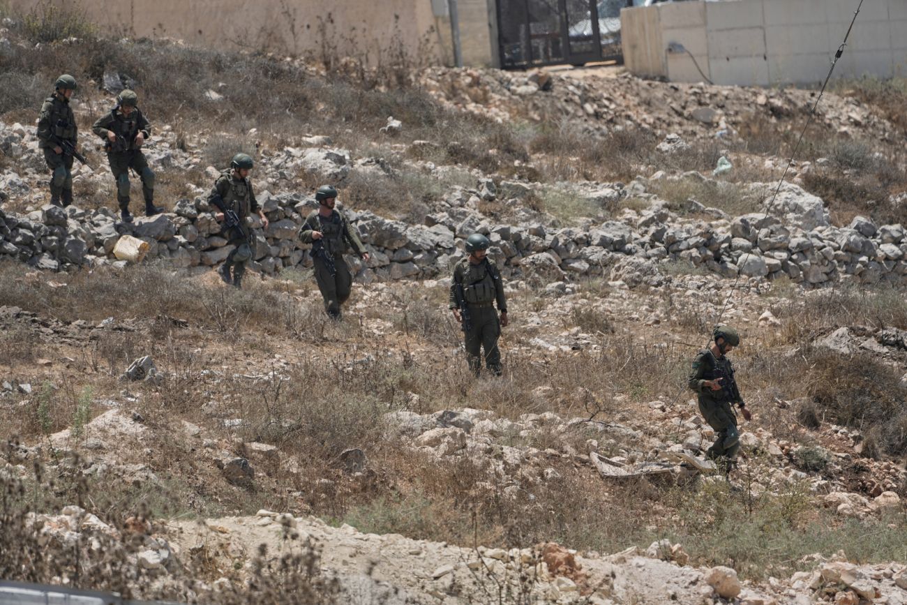 Soldados israelíes se encuentran desplegados durante una operación del ejército en la localidad de Tell, en Cisjordania, cerca de Nablus, el sábado 25 de julio de 2026. (Foto AP / Majdi Mohammed)
