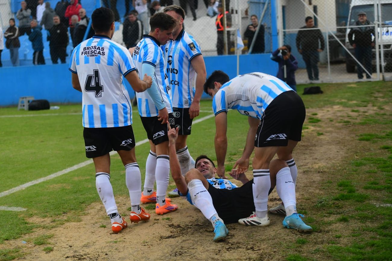Pablo Chavarría marcó los dos tantos de Racing ante San Telmo en Nueva Italia por la Primera Nacional. (Javier Ferreyra / La Voz)