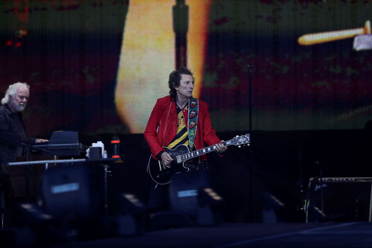 Ronnie Wood en un show de Rolling Stones en el Anfield stadium de Liverpool en 2022