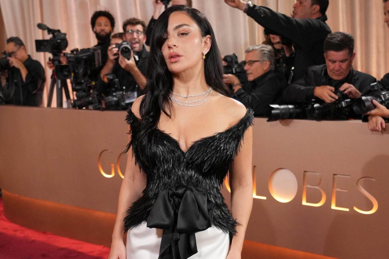 Charli xcx, a su llegada a la última edición de los Globos de Oro, a comienzos de año. (AP)