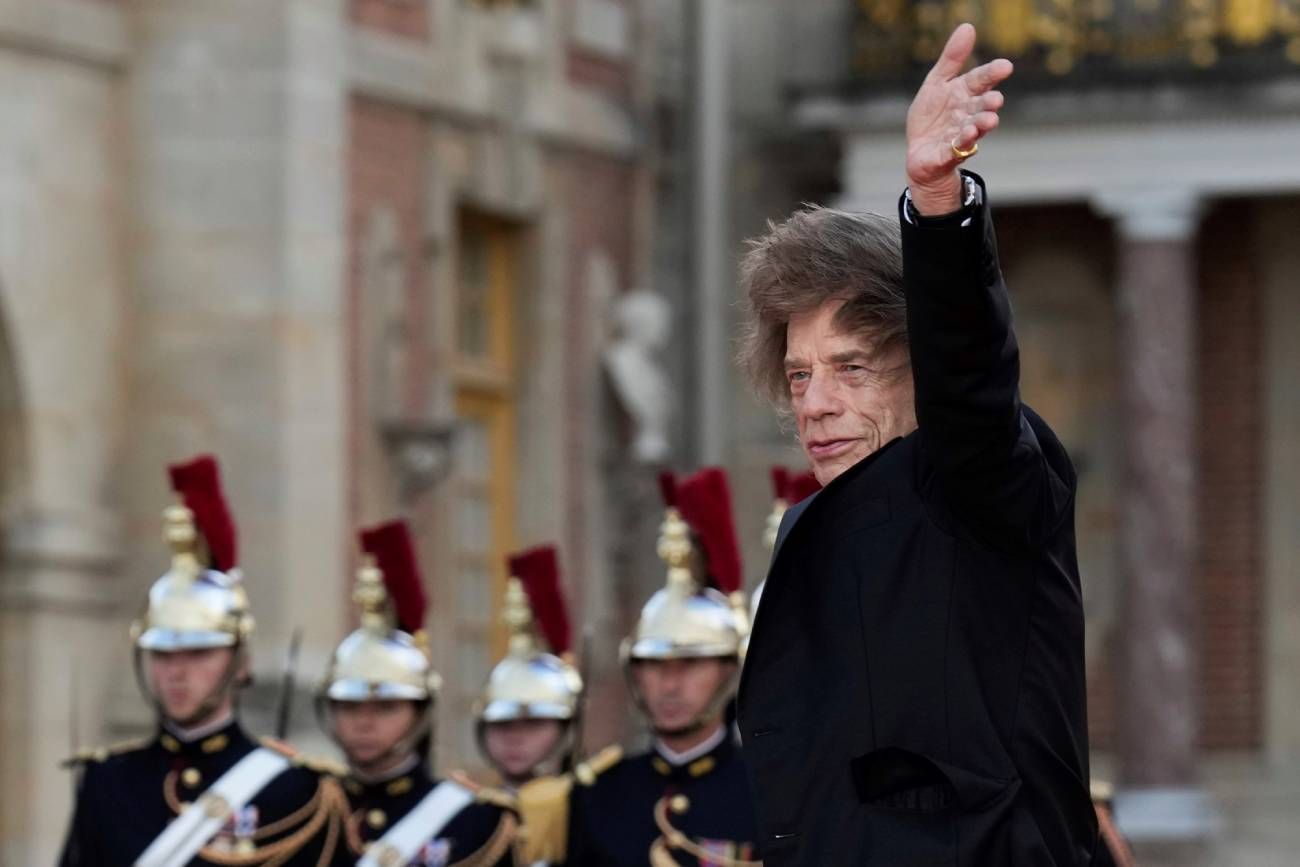 Mick Jagger, a su llegada a una cena de Estado en honor del rey Carlos III y la reina Camila, en el Palacio de Versalles, al oeste de París, el miércoles 20 de septiembre de 2023. (AP Photo/ Christophe Ena)