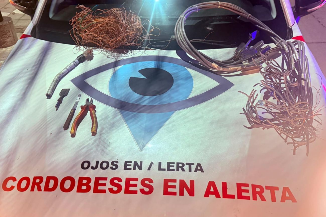 Córdoba: detuvieron a dos hombres por robar cables de telefonía en barrio Ombú