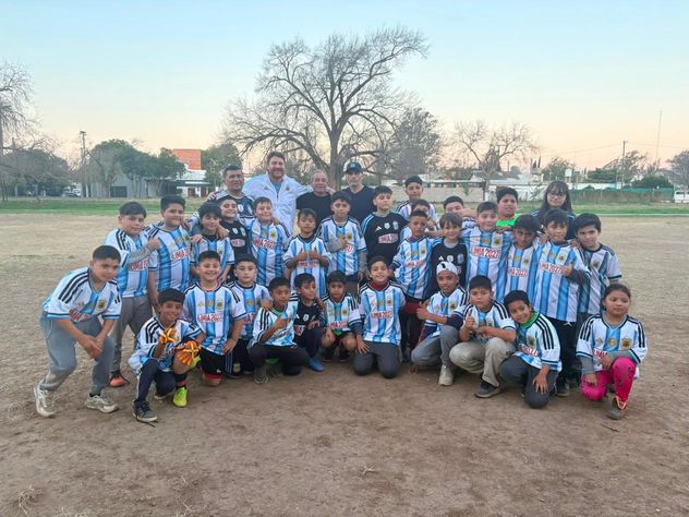 Peronismo: el legislador provincial Leonardo Limia lanzó su candidatura a intendente de Córdoba con camisetas de la selección.