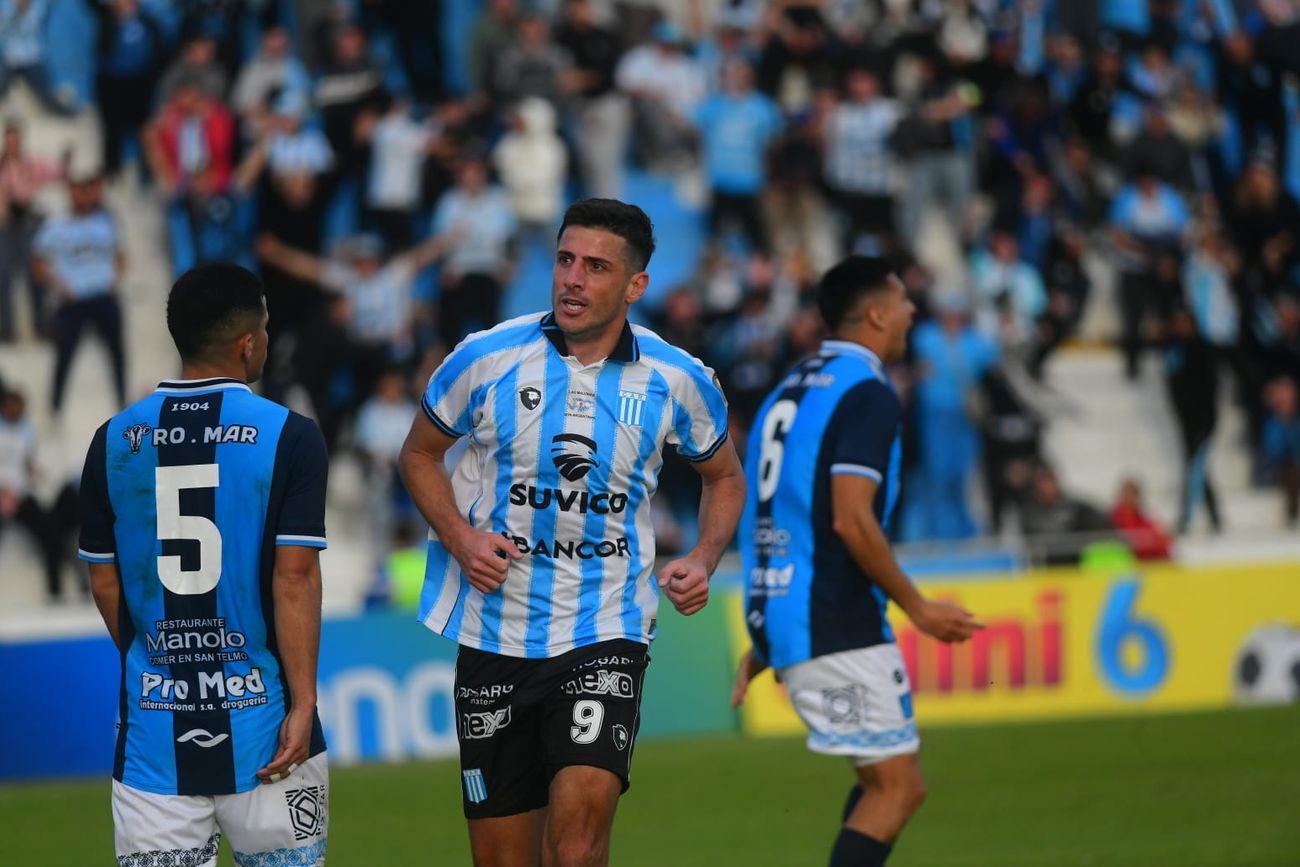 El delantero Pablo Chavarría hizo gala de su contundencia y anotó los dos tantos de Racing en Nueva Italia. (Javier Ferreyra / La Voz)