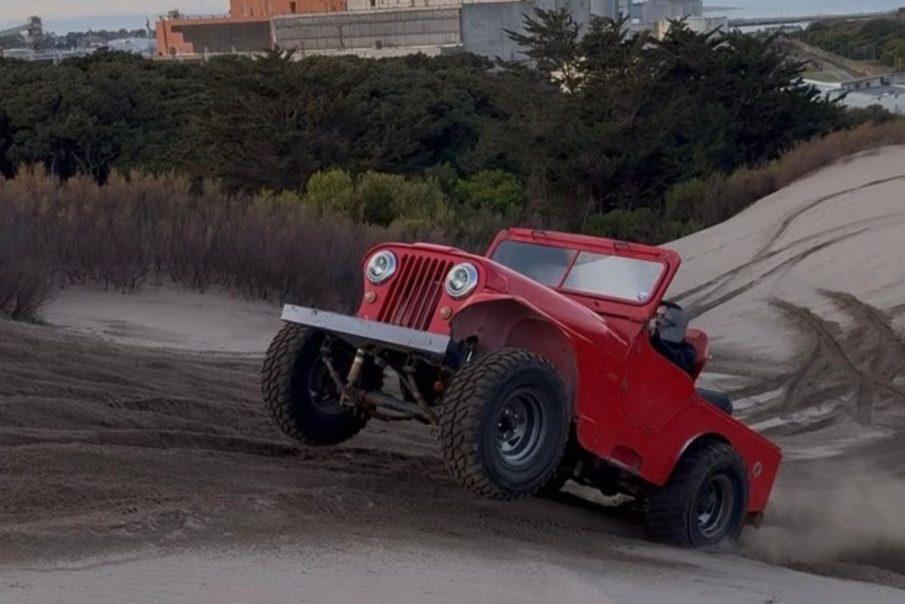 Buenos Aires: un hombre murió tras volcar con su jeep en la playa