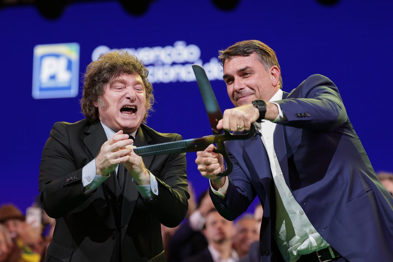 Flavio Bolsonaro y Javier Milei durante la convención del Partido Liberal donde Bolsonaro fue confirmado como candidato presidencial.