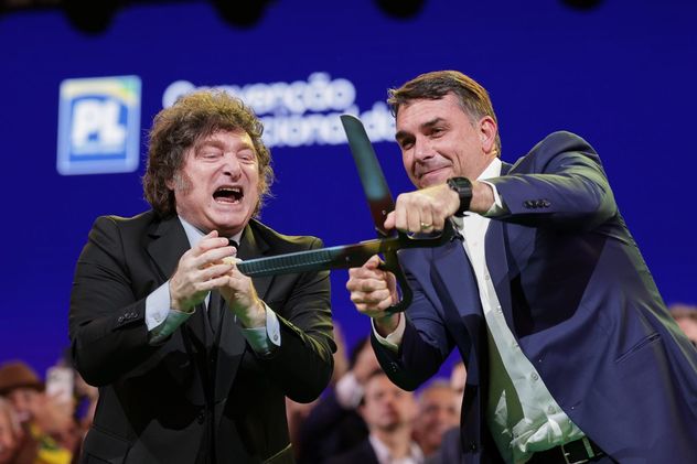 Flavio Bolsonaro y Javier Milei durante la convención del Partido Liberal donde Bolsonaro fue confirmado como candidato presidencial.