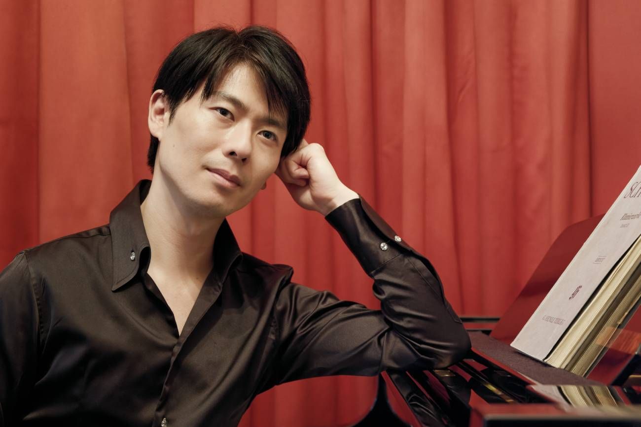 Kotaro Fukuma, pensativo junto a su piano. (Pro Arte) 