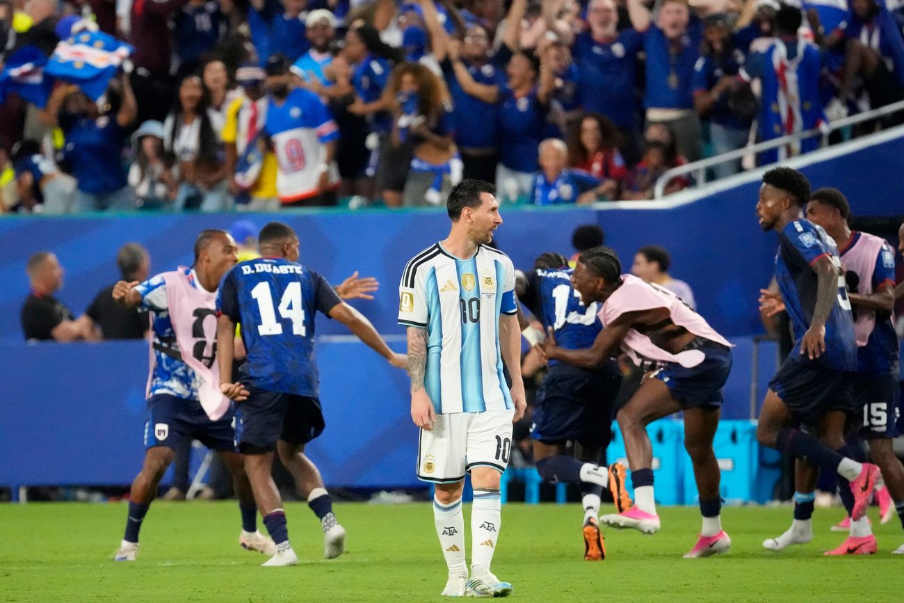 El gol de Sidny Lopes Cabral (camiseta 13) frente a Argentina fue elegido por el público como el mejor de la Copa del Mundo. (AP)