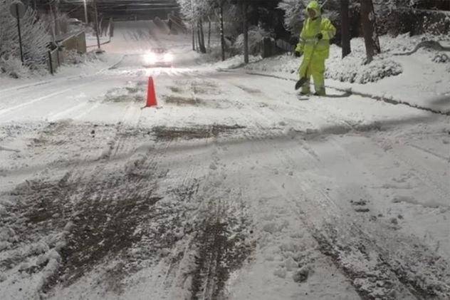 Las cuadrillas trabajan para despejar calles tras la intensa nevada. 