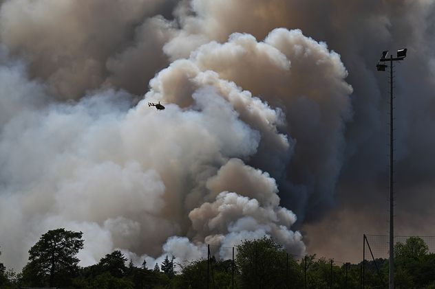 Bomberos combaten un incendio forestal que arrasa las cercanías de Le Las, en las afueras de Burdeos, Francia.