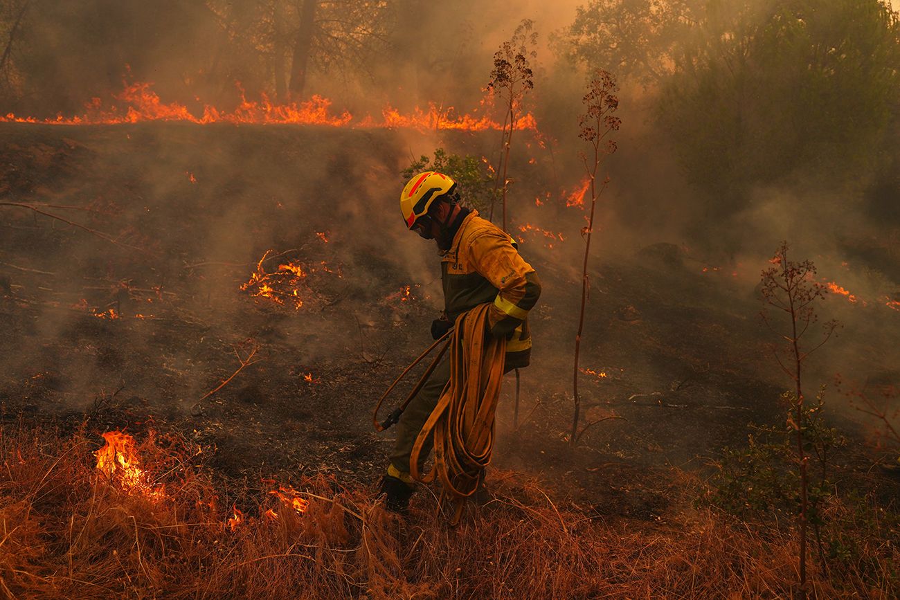 Bomberos luchan contra un incendio forestal en San Martín de Valdeiglesias, al oeste de Madrid, España.