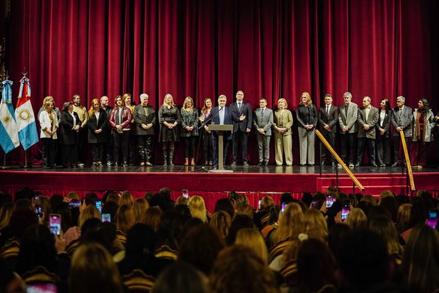 Acto de Llaryora en en el Teatro San Martín.