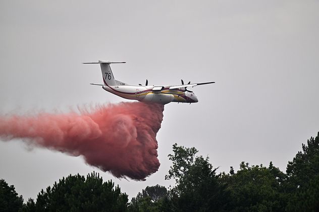 Bomberos combaten un incendio forestal que arrasa las cercanías de Le Las, en las afueras de Burdeos, Francia.