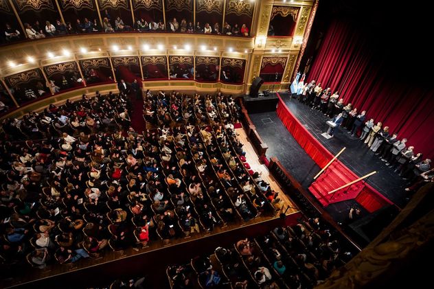 Acto de Llaryora en en el Teatro San Martín.