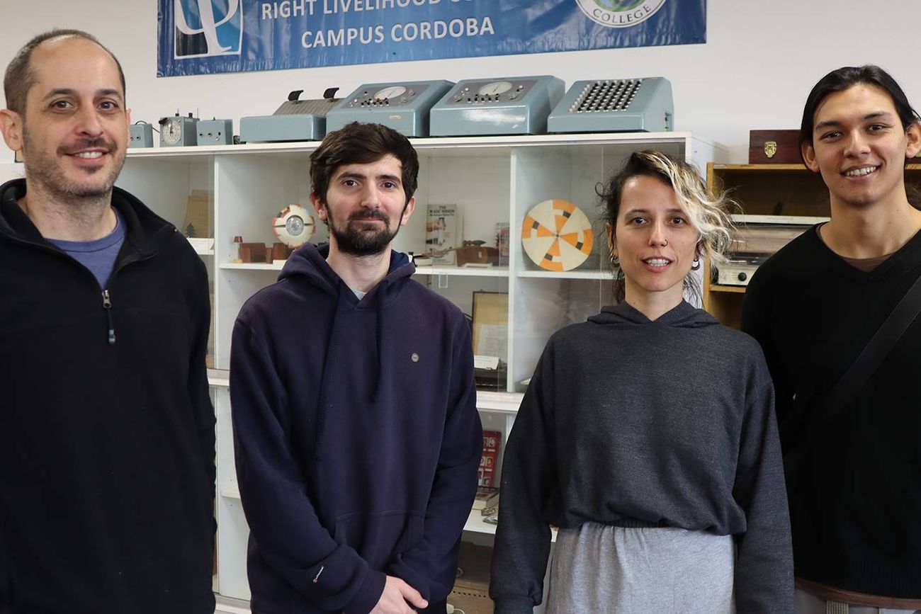 Investigadores de la UNC estudian a una cordobesa que logra ingresar a un estado no ordinario de la conciencia. En la foto, ella con parte del equipo de investigación. 