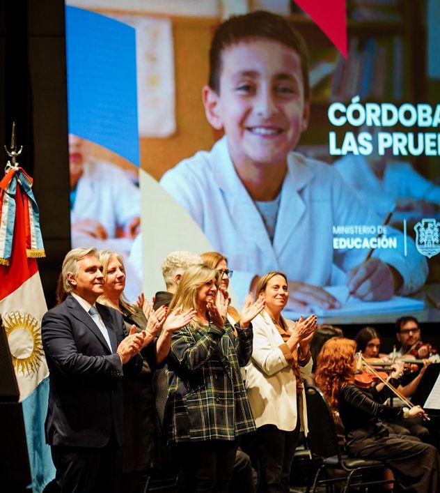 Llaryora junto a funcionarios del Ministerio de Educación en en el Teatro San Martín.