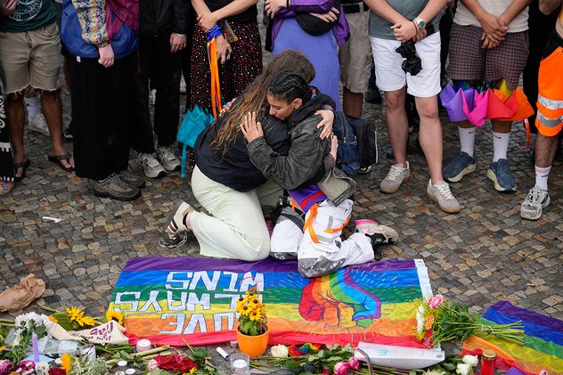Varias personas se congregan frente a la Puerta de Brandeburgo para manifestarse en apoyo a la comunidad LGBTQ+ después de que un coche atropellara a una multitud durante la Marcha del Orgullo en Berlín.