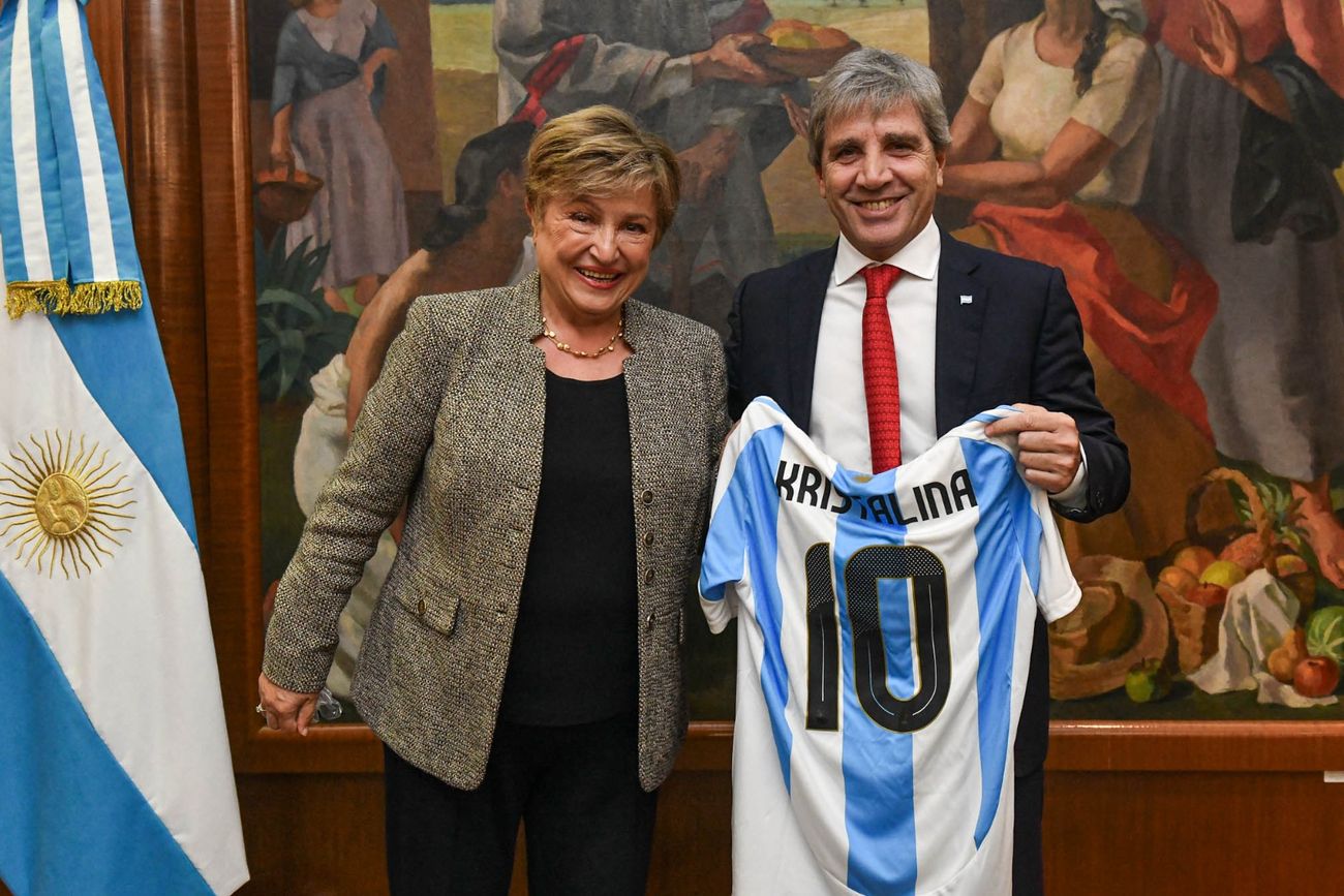 Caputo le regaló una camiseta de fútbol a Georgieva con su nombre y el número 10