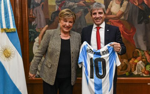 Caputo le regaló una camiseta de fútbol a Georgieva con su nombre y el número 10
