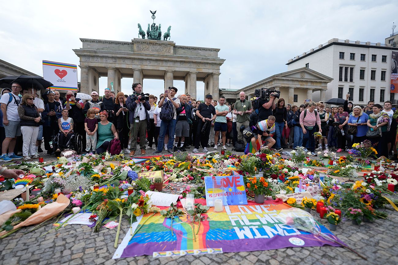 Varias personas se congregan frente a la Puerta de Brandeburgo para manifestarse en apoyo a la comunidad LGBTQ+ después de que un coche atropellara a una multitud durante la Marcha del Orgullo en Berlín.