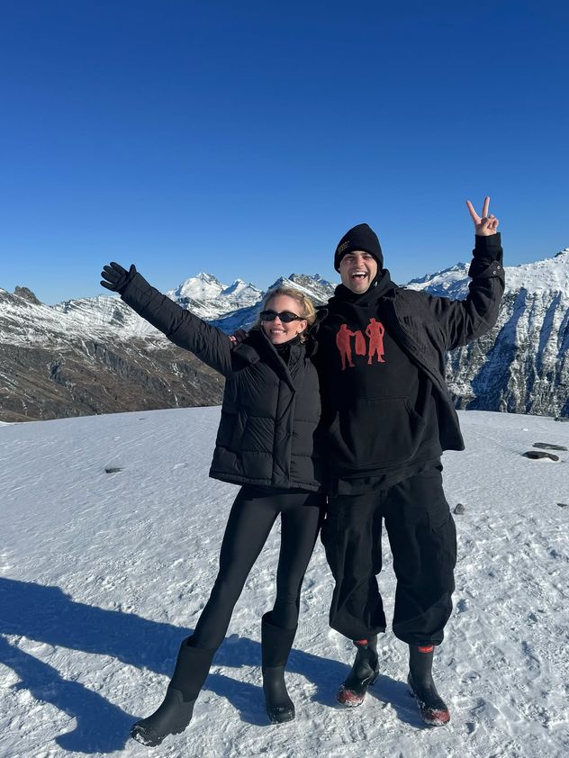 Sydney Sweeney y Scooter Braun grabaron el extremo bungee jumping que hicieron de noche en Nueva Zelanda