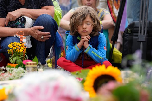 Varias personas se congregan frente a la Puerta de Brandeburgo para manifestarse en apoyo a la comunidad LGBTQ+ después de que un coche atropellara a una multitud durante la Marcha del Orgullo en Berlín.