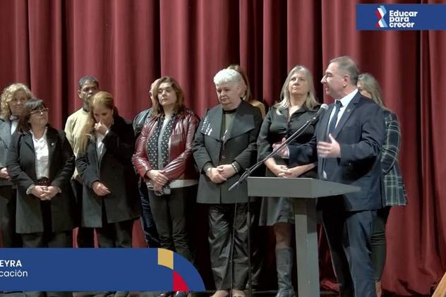 Autoridades del Ministerio de  Educación presentes en el acto de la Provincia en el que se anunció un reconocimiento económico a docentes tras los resultados de las Pruebas Aprendes, aunque no se especificó en el monto. 
