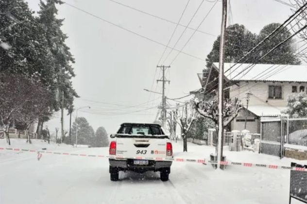 Las cuadrillas trabajan para despejar calles tras la intensa nevada. 