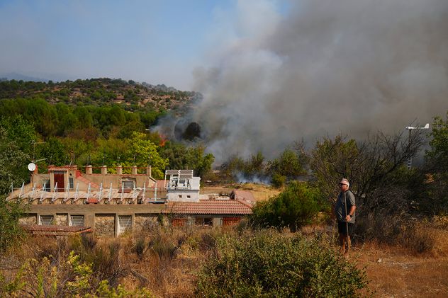 Bomberos luchan contra un incendio forestal en San Martín de Valdeiglesias, al oeste de Madrid, España.