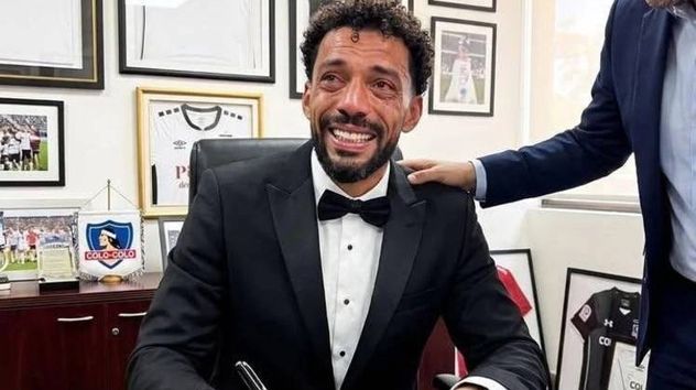 Vozinha firma con el Colo Colo.